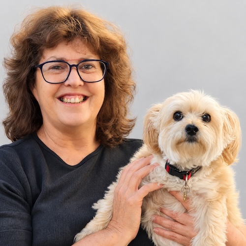 Portrait of Linda Botes with a dog, Governance member & Treasurer at AfriPaw.