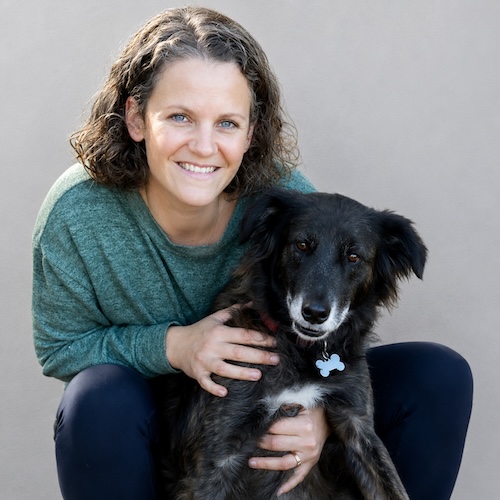 Portrait of Mélanie Hrabar with a dog, board member at AfriPaw.